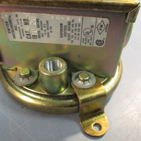 DWYER Series 1900 Pressure Switch 1910-20, Vertical Mount