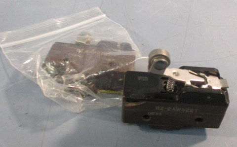 LOT OF (2) HONEYWELL MICRO-SWITCH 15A 480V ROLLER LEVER LIMIT SWITCH BZ-2AW822T