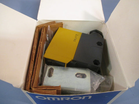 Omron E3A210M4D Photoelectric Switch Set 24240VAC E3A210M4DG