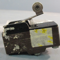 LOT OF (2) HONEYWELL MICROSWITCH 15A 480V ROLLER LEVER LIMIT SWITCH BZ2AW822T